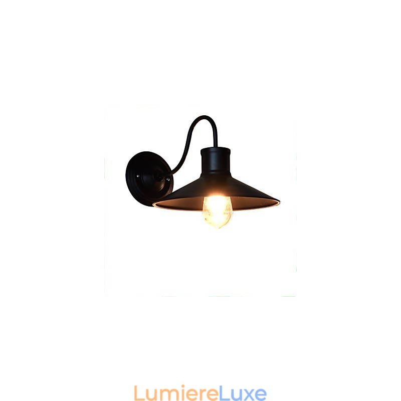 Applique murale en fer forgé, lampe sabre laser noire muette sur le mur