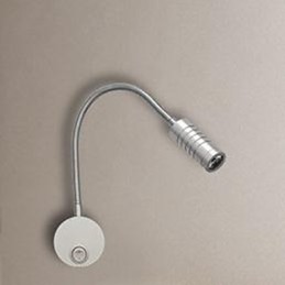 L'applique murale de la tête du lit est éclairée par la lampe de lecture lumineuse