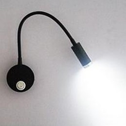 L'applique murale de la tête du lit est éclairée par la lampe de lecture lumineuse