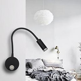 L'applique murale de la tête du lit est éclairée par la lampe de lecture lumineuse