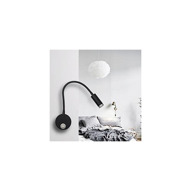 L'applique murale de la tête du lit est éclairée par la lampe de lecture lumineuse