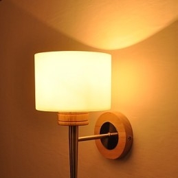 Lampe murale simple, lampe de chevet avec abat-jour en verre et bois massif, idéale pour une chambre, une commode, un salon ou une chambre de bébé.