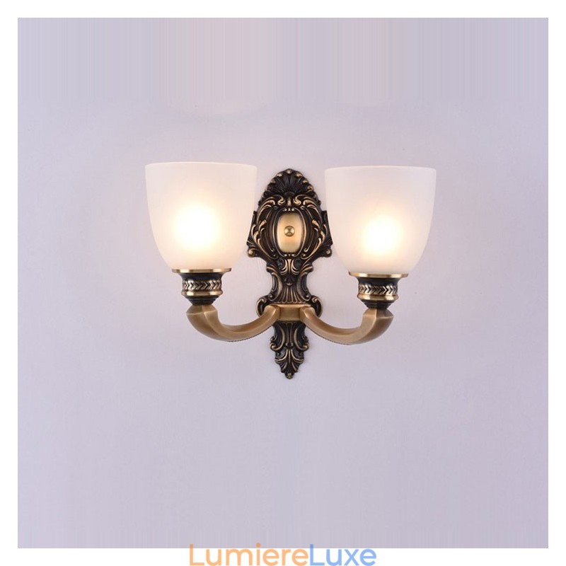 Applique murale luxueuse en laiton pur, style rustique rétro vintage, 2 bougies avec abat-jour en verre, idéale pour un hôtel, un bureau, une salle d'exposition, un salon ou une salle à manger.