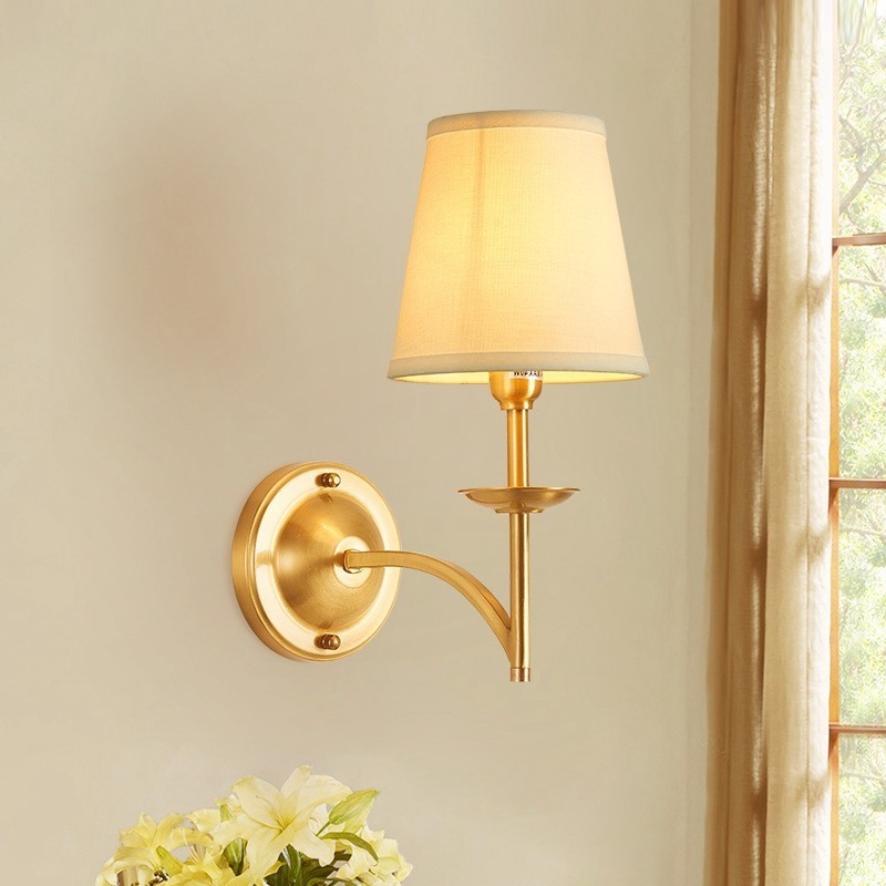 Applique murale luxueuse en laiton pur, style rustique rétro vintage, 1 lumière, avec abat-jour en tissu, idéale pour une chambre d'hôtel, une salle d'exposition, un salon ou une salle à manger.