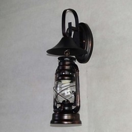Applique murale lanterne vintage en métal noir avec une lumière