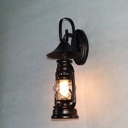 Applique murale lanterne vintage en métal noir avec une lumière