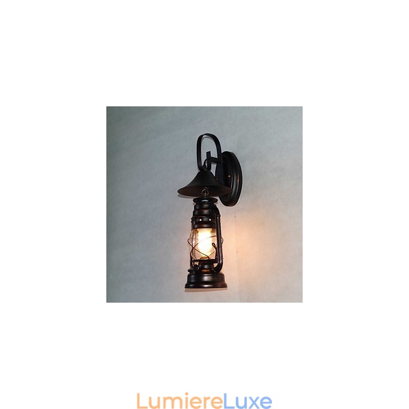 Applique murale lanterne vintage en métal noir avec une lumière