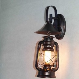 Applique murale lanterne vintage en métal noir avec une lumière