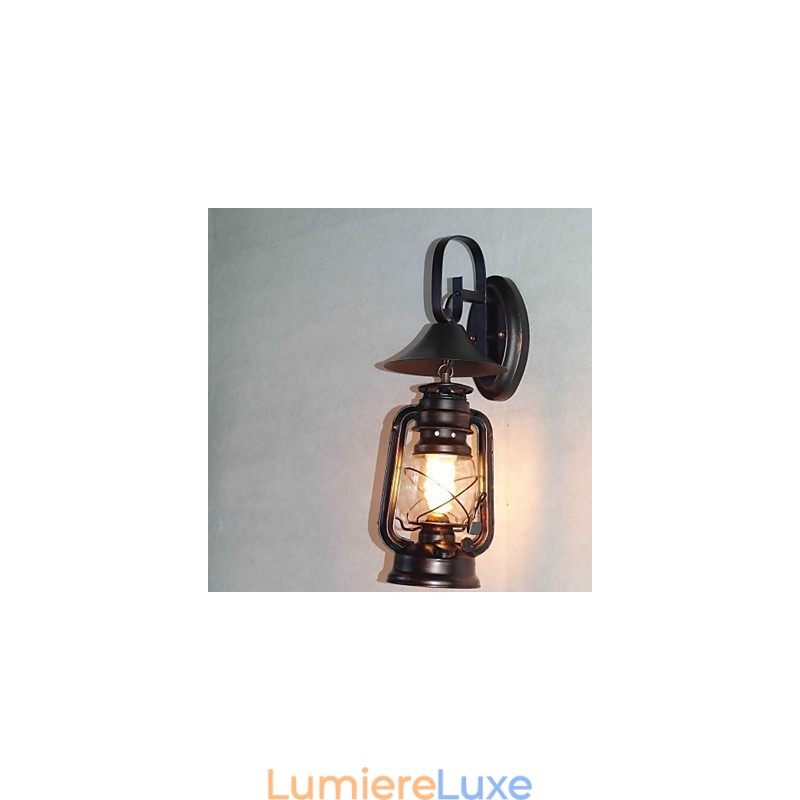 Applique murale lanterne vintage en métal noir avec une lumière