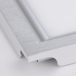 Plafonnier intégré avec panneau lumineux et bordure blanche