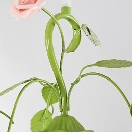 Les fleurs et plantes du jardin de la Saint-Valentin absorbent la lumière du dôme