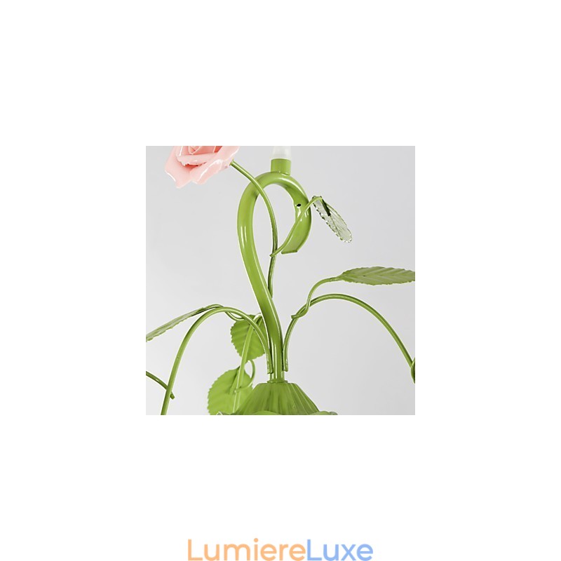 Les fleurs et plantes du jardin de la Saint-Valentin absorbent la lumière du dôme