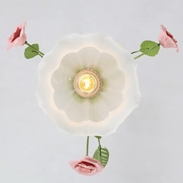 Les fleurs et plantes du jardin de la Saint-Valentin absorbent la lumière du dôme