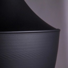 Suspension épurée en noir