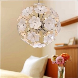 Le lustre chaleureux des boutiques de fleurs du jardin de boules de verre