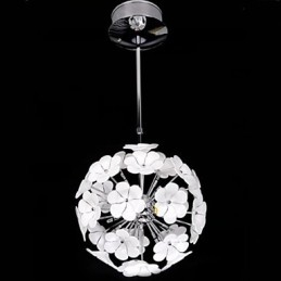 Le lustre chaleureux des boutiques de fleurs du jardin de boules de verre