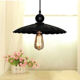 Suspension vintage en métal noir de taille moyenne avec parapluie et une lumière