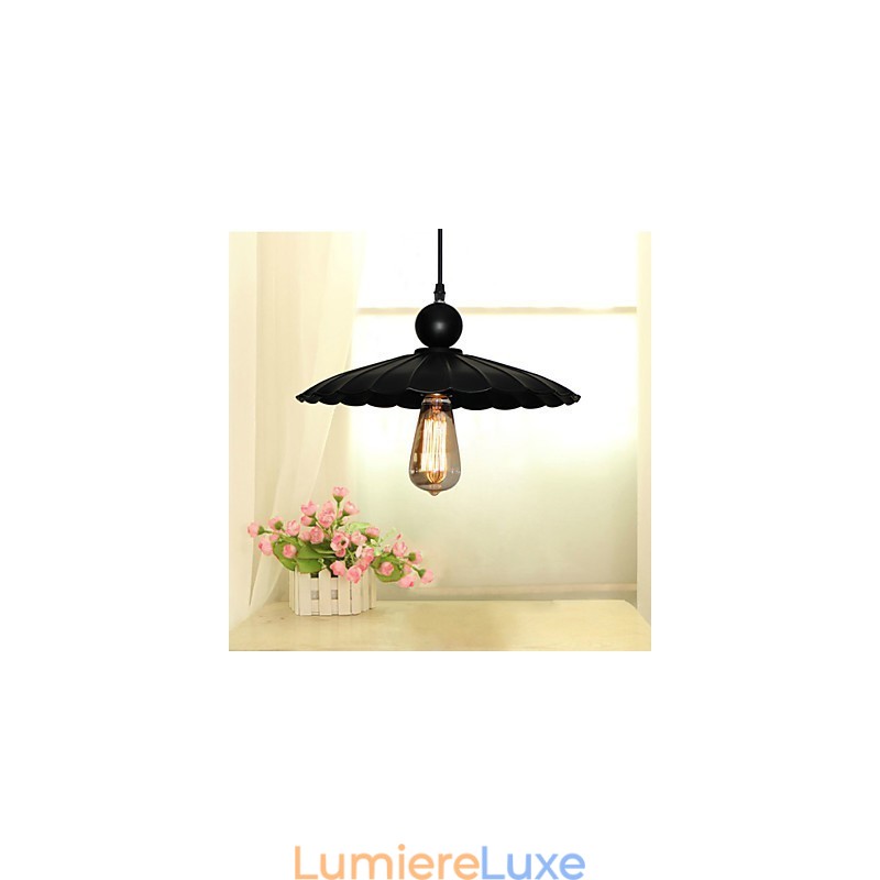 Suspension vintage en métal noir de taille moyenne avec parapluie et une lumière