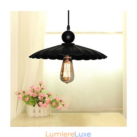 Suspension vintage en métal noir de taille moyenne avec parapluie et une lumière Suspension vintage en métal noir de taille moyenne avec parapluie et une lumière