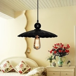 Suspension vintage en métal noir de taille moyenne avec parapluie et une lumière