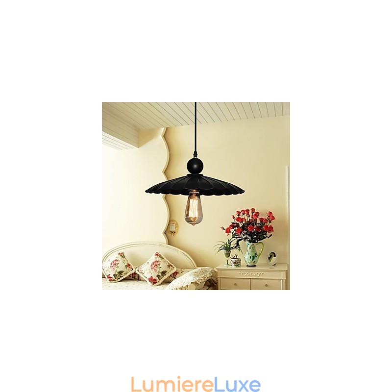 Suspension vintage en métal noir de taille moyenne avec parapluie et une lumière