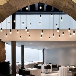 Suspension design créatif de lignes contractées et géométriques d'Europe du Nord