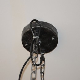 La lampe Loft joue le rôle d'un luminaire industriel créatif qui restaure les anciennes méthodes de production de conduits.