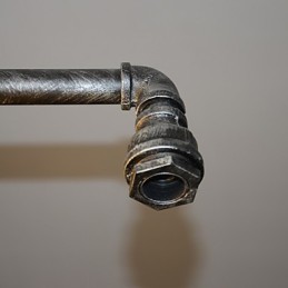 La lampe Loft joue le rôle d'un luminaire industriel créatif qui restaure les anciennes méthodes de production de conduits.